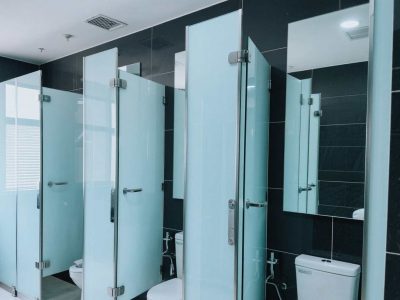 Jual Pasang Partisi Toilet Kaca 2